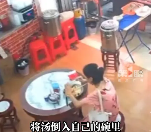 女顾客刚坐下店里瞬间坐满：背后原因引热议