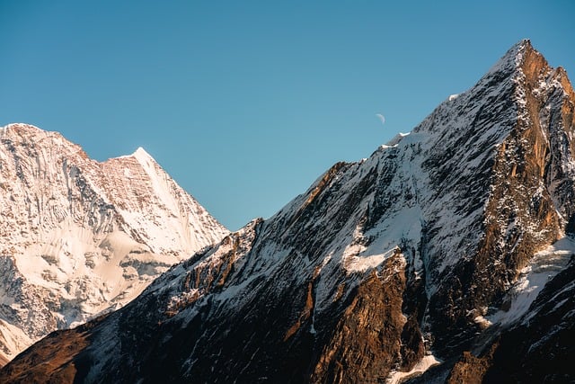 丹心如炬 勇攀高峰：致敬中国登山英雄的壮丽征程