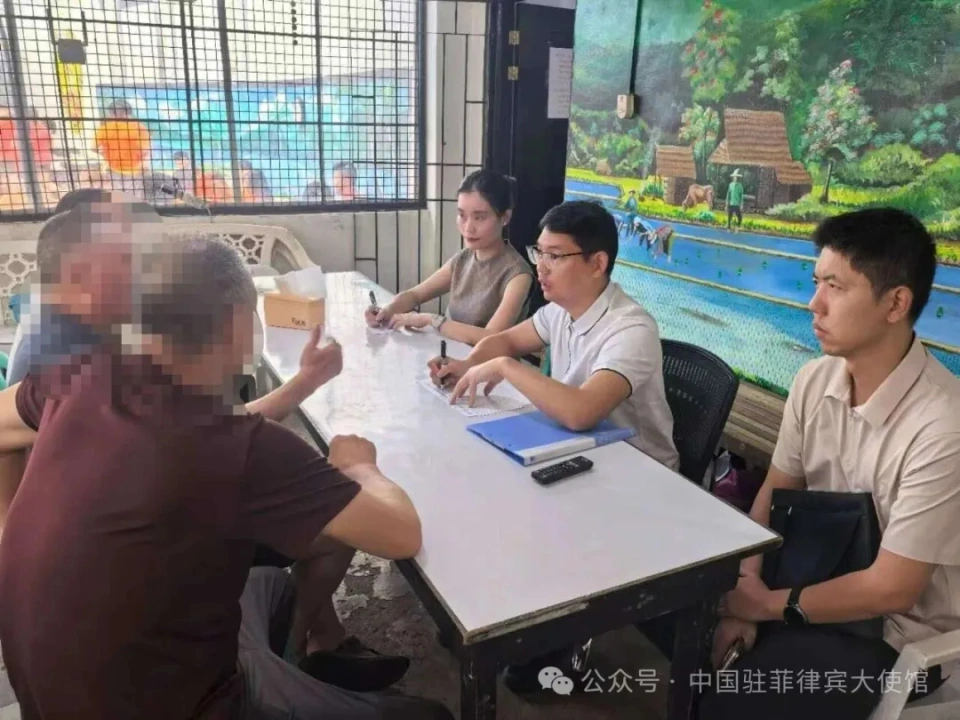 中使馆探视被菲查扣的69名中国工人：关注跨境劳务人员的权益保护