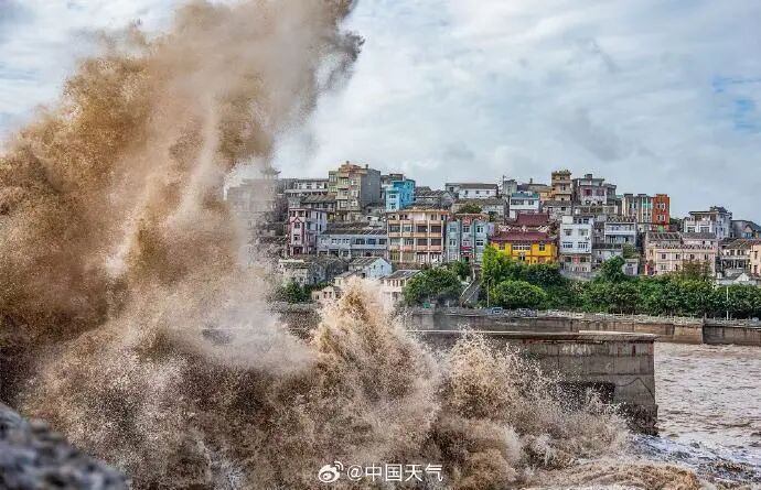 浙江海边惊现10多米巨浪：成因揭秘与影响分析