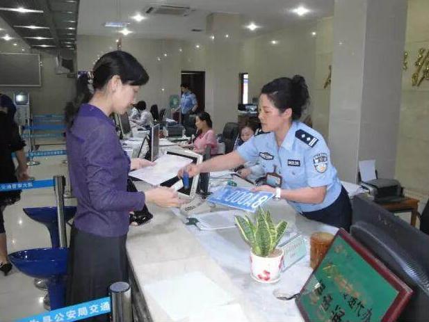 车牌数字竟是一撕就掉？车管所回应真相