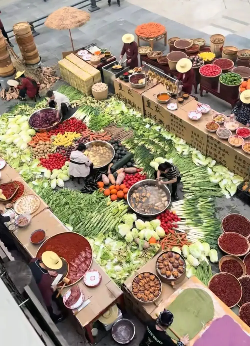 郑州火锅店露天洗菜做饭走红，引热议！