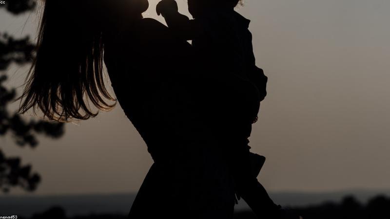 31岁离异带4娃妈妈因自信走红：勇敢面对生活，活出自我风采
