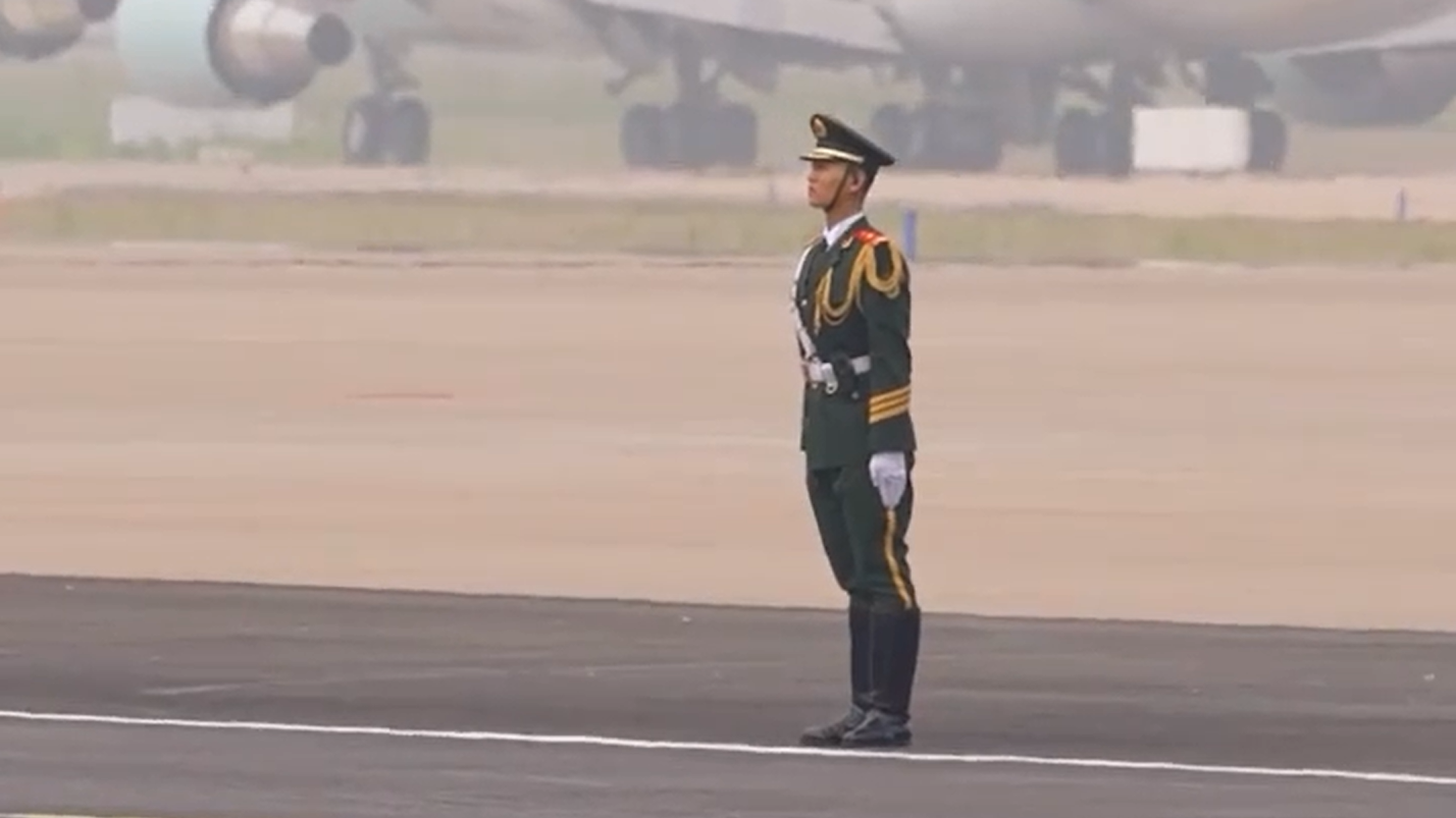 特朗普离场，中国军人英姿飒爽